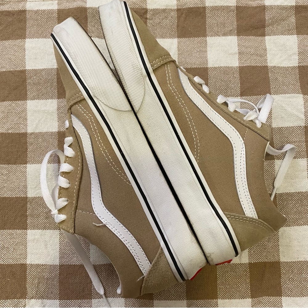 USED IN GOOD CONDITION: Vans Women’s 7.5 Tan Old Skools
